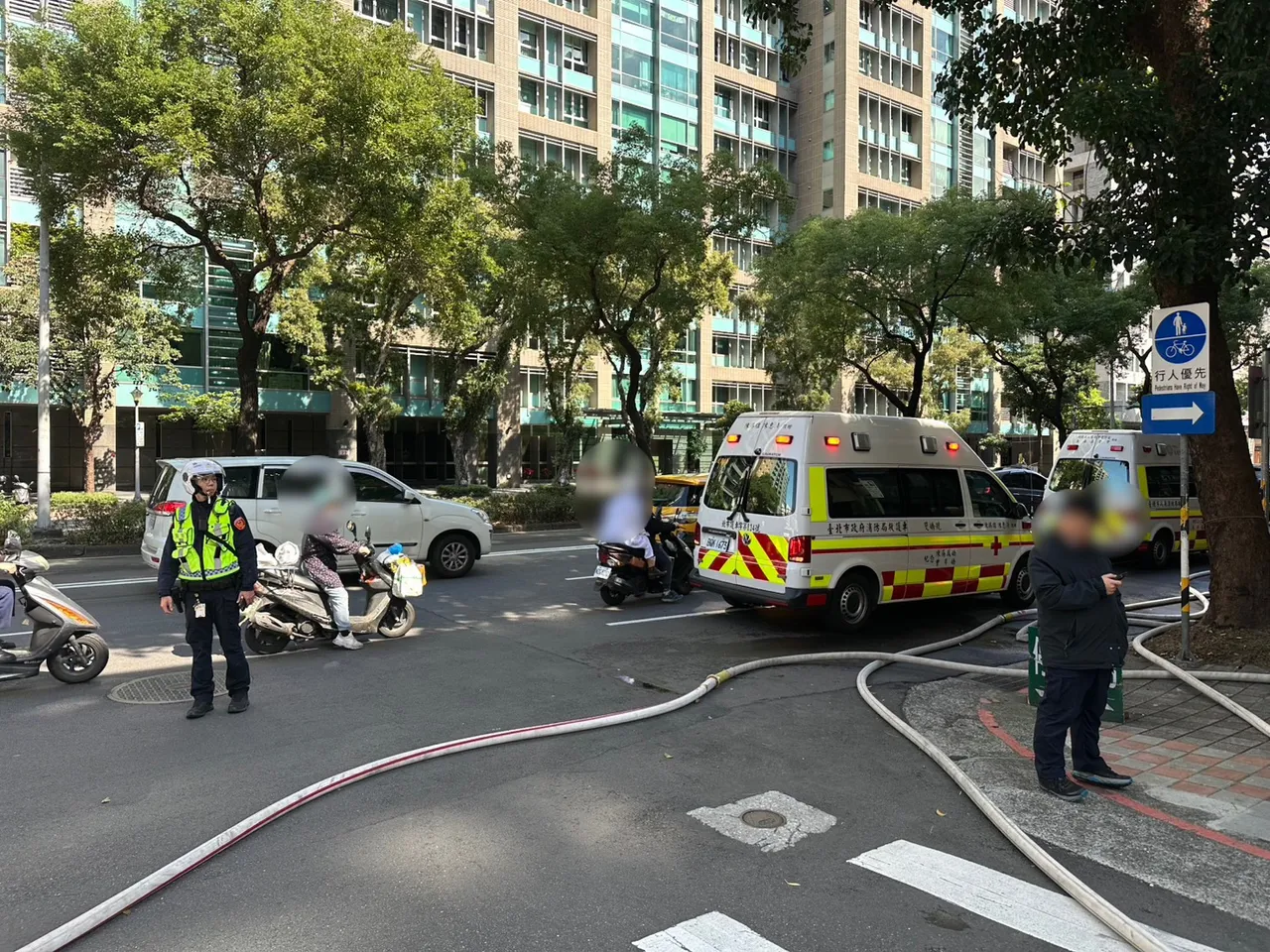 員警於現場進行交通疏導。翻攝畫面