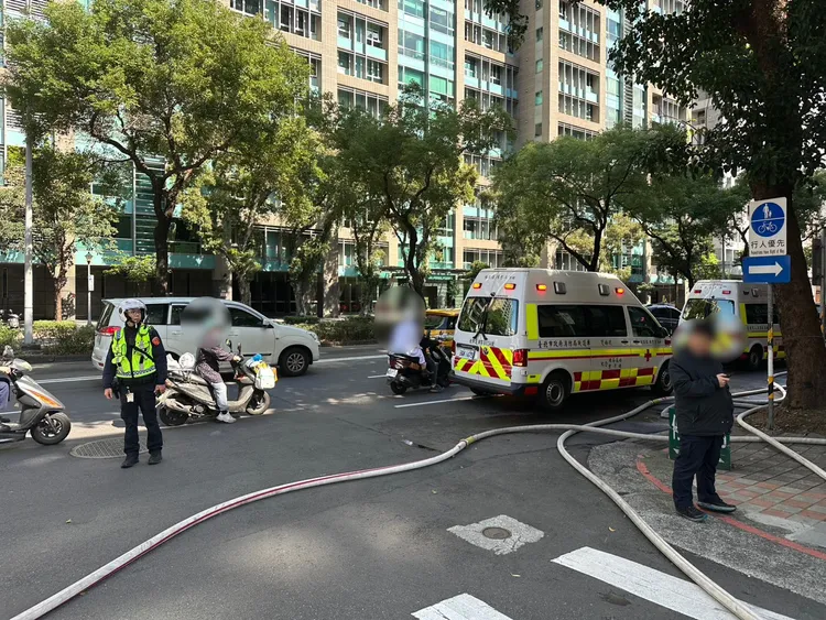 員警於現場進行交通疏導。翻攝畫面