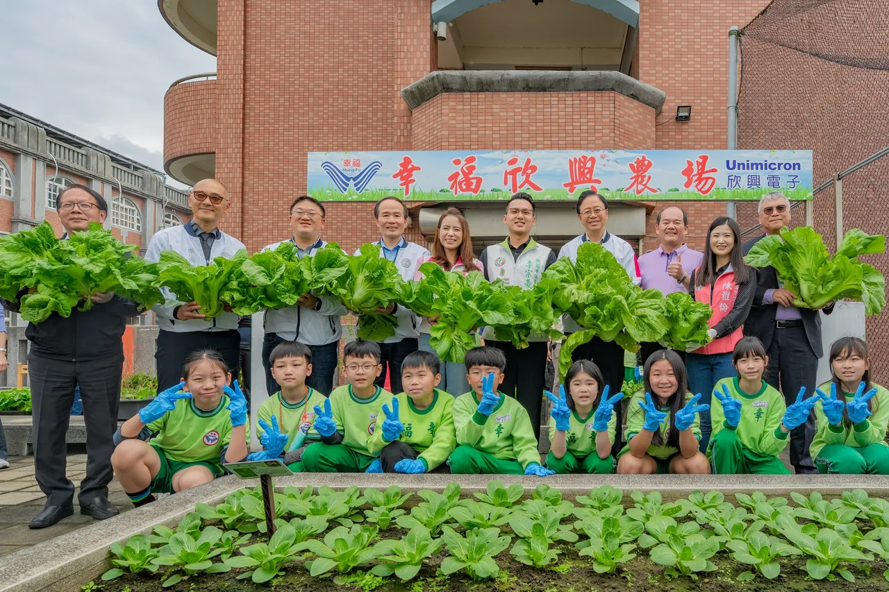 幸福國小與欣興電子合作成立「幸福欣興農場」，將企業資源導入食農教育。桃園市府提供