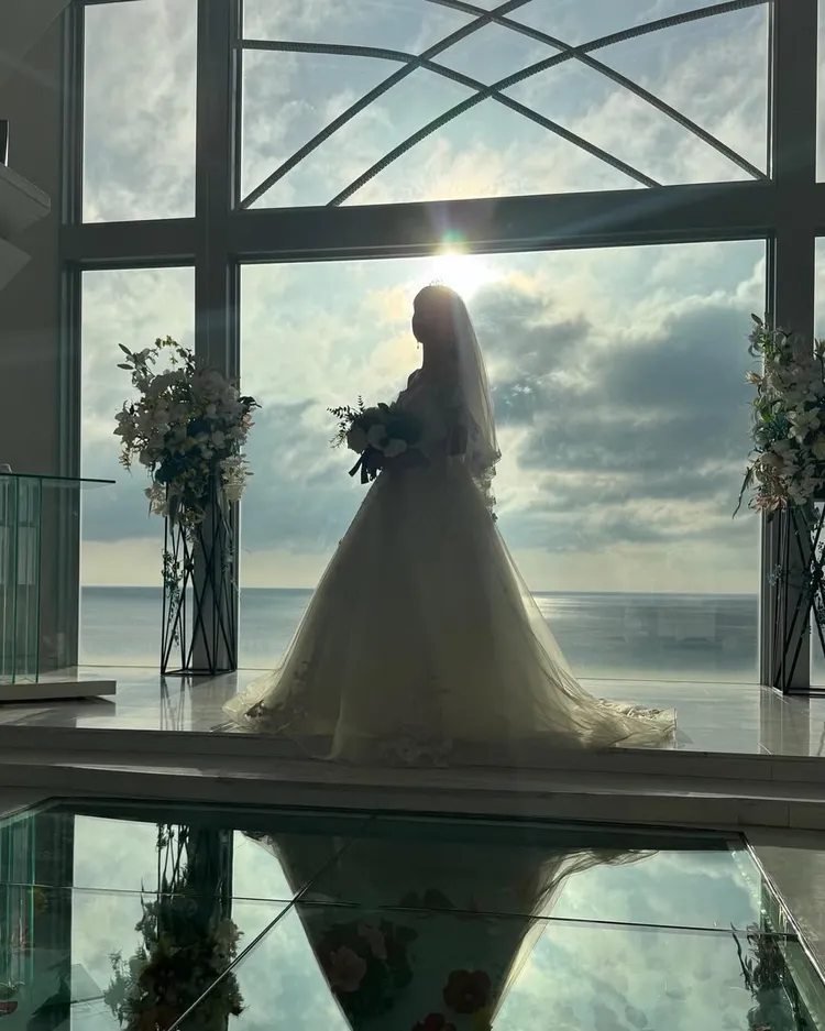 石黑彩與真矢在沖繩教堂舉行銀婚儀式。翻攝石黑彩IG