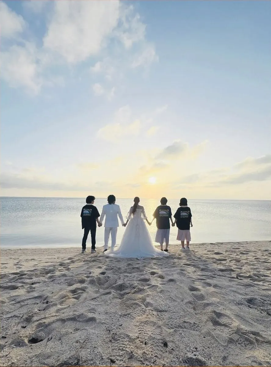 真矢和石黑彩去年5月在沖繩拍婚紗照慶祝銀婚，3個小孩也為爸媽開心。翻攝石黑彩IG