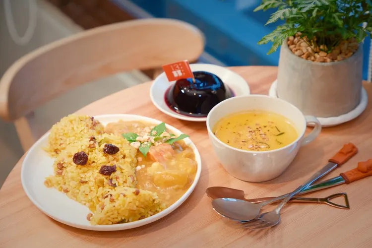 攜手「里仁社會企業」，推出象徵面面俱到的「人面陶罐素炒飯」。館方提供