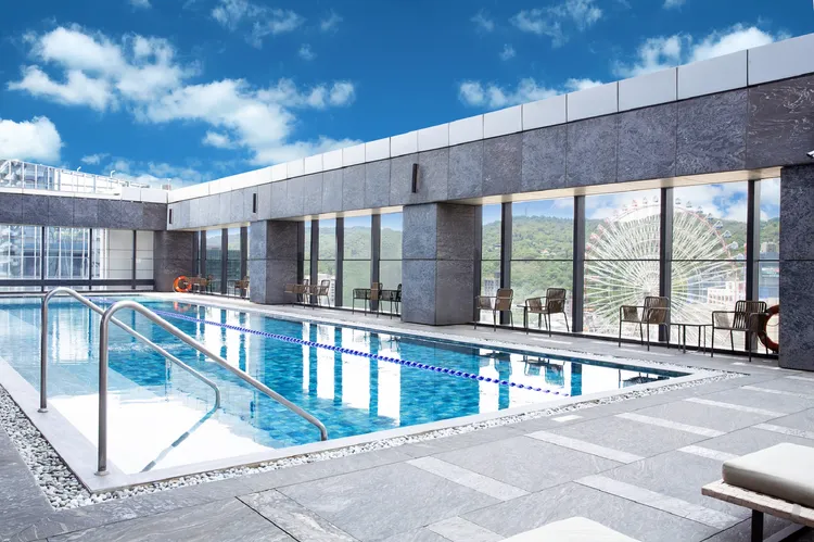 台北萬豪戶外高空泳池，為全年恆溫溫水泳池，得以恣意享受放鬆時光。業者提供