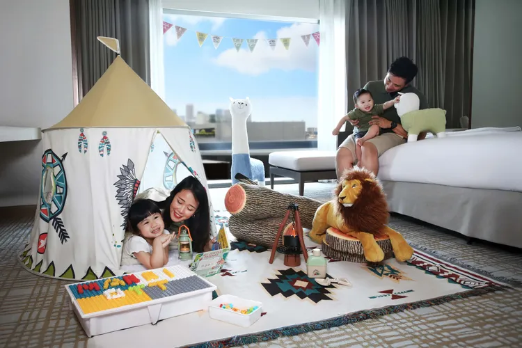 台北萬豪「城市野遊趣」住房專案將居家式客房打造成室內露營冒險主題房，房內備有可愛的森林主題帳篷、專屬童書、動物玩偶與各式兒童遊戲。業者提供
