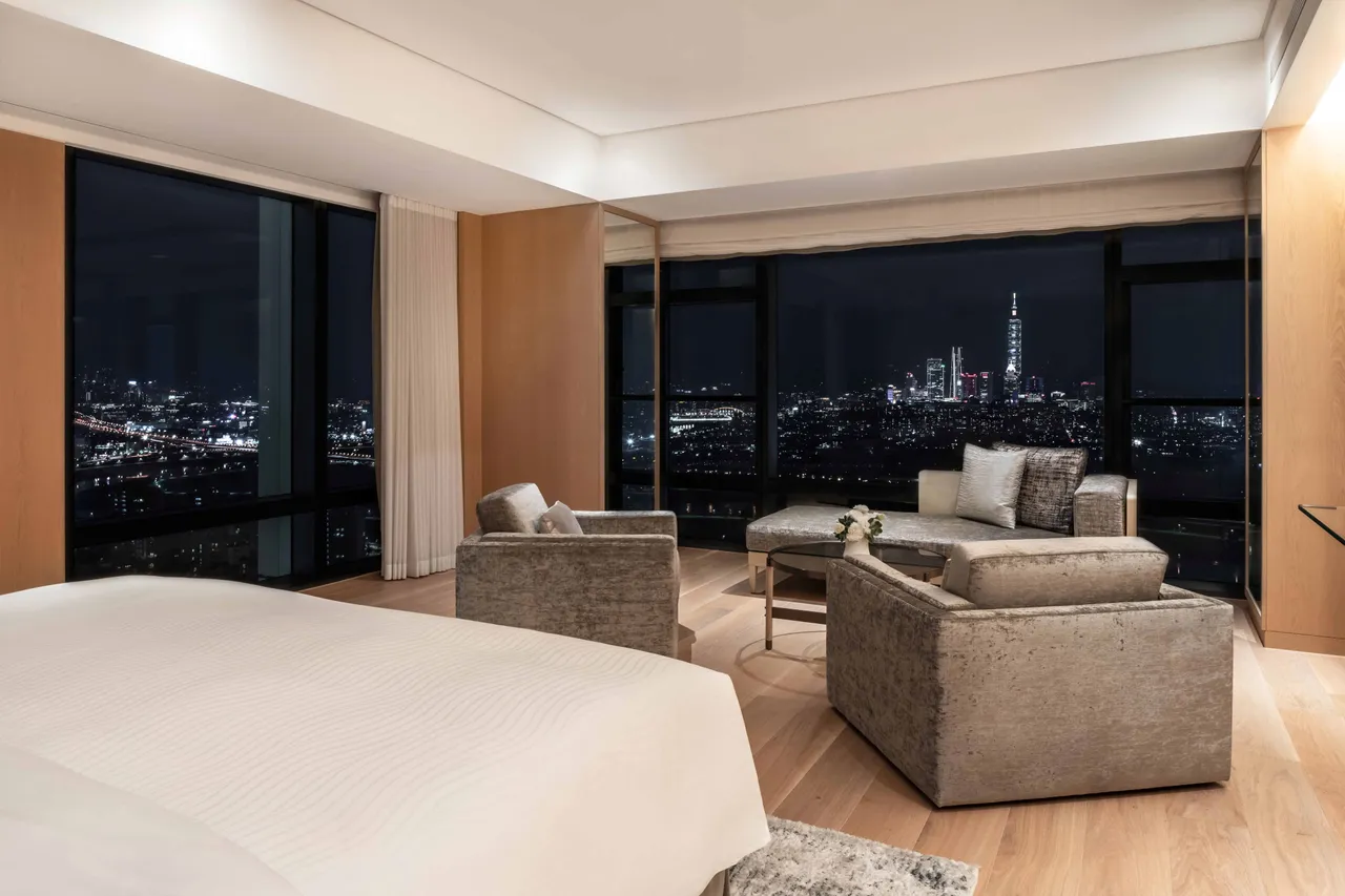 台北萬豪「豪享套房 萬點禮遇」專案，入住豪華套房可額外獲贈2萬點，入住天際豪華套房則可額外獲贈2萬5000點，同時享受尊榮貴賓廳禮遇。圖為天際豪華套房。業者提供