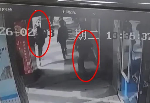 街頭黑吃黑！700萬現金面交瞬間被搶走　車手狂追搶匪畫面曝光　