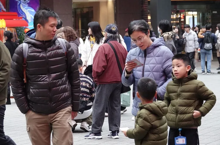 父母同公司任職，只要輪流接送即可同時申請。莊宗達攝