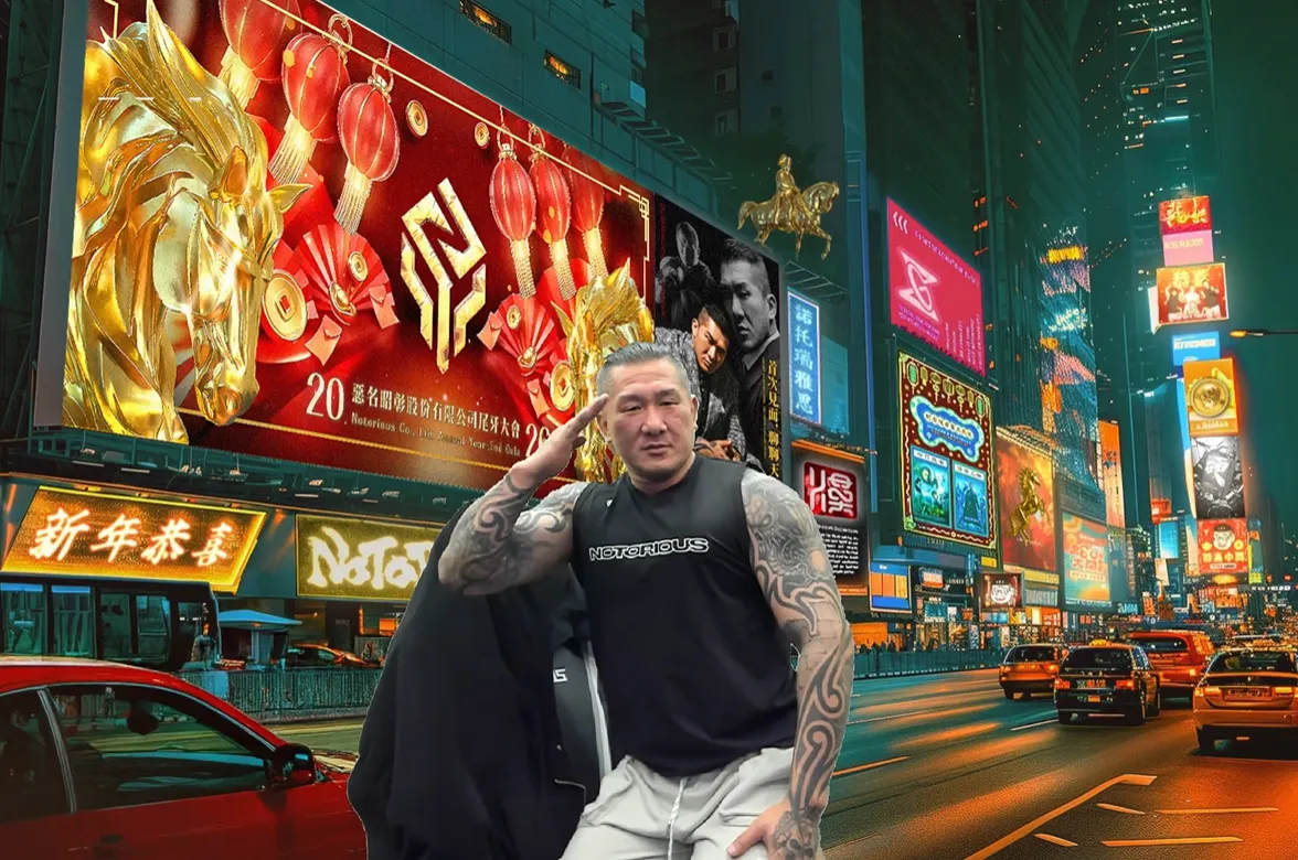 直播中館長也為486先生獻唱，並且跪在電競椅上向他敬禮。翻攝館長YT直播