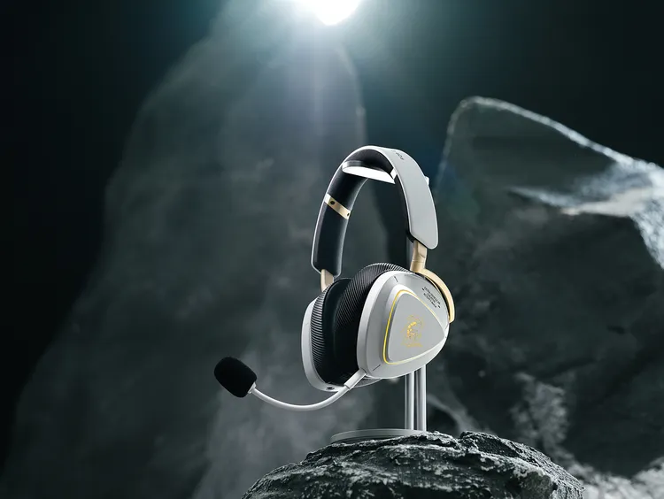 ROG Delta II KJP限定版電競耳機採純白機身搭配金色細節設計，融入KOJIMA PRODUCTIONS聯名視覺元素。ROG提供