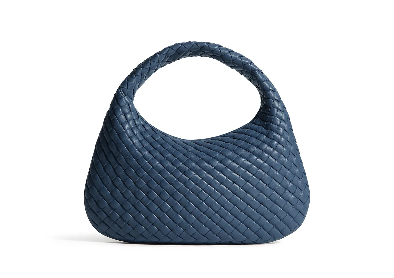 Small Veneta包款。品牌提供