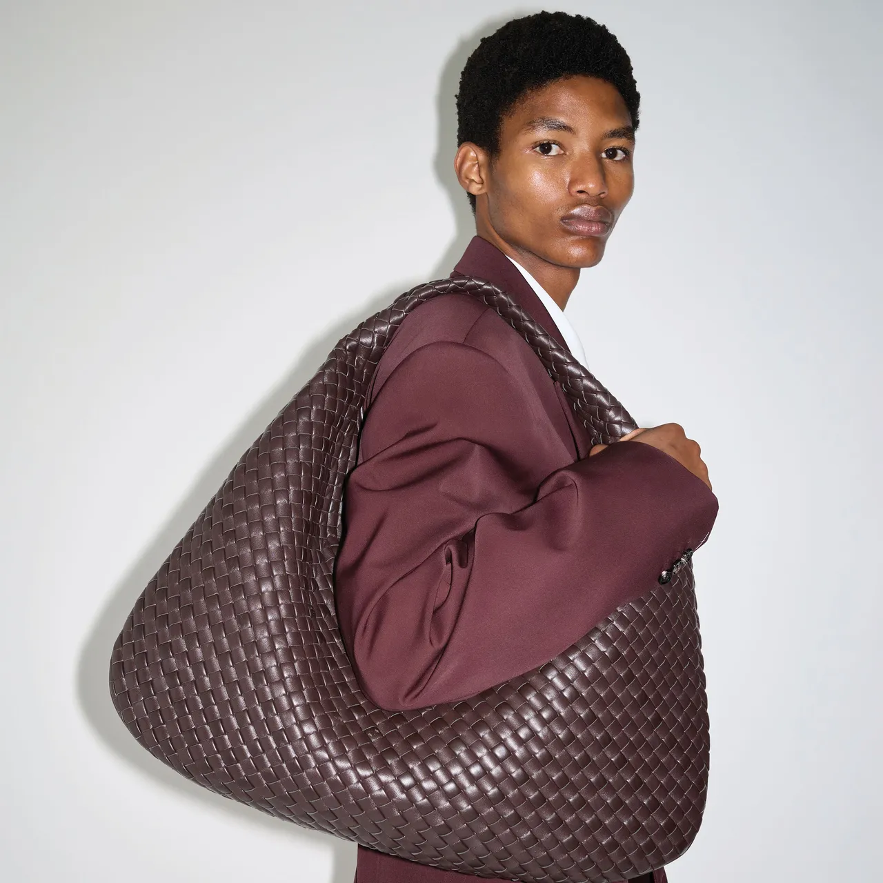 BOTTEGA VENETA推出全新Veneta系列包款。品牌提供