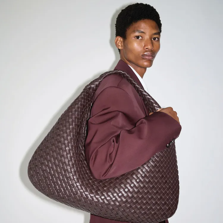 BOTTEGA VENETA推出全新Veneta系列包款。品牌提供