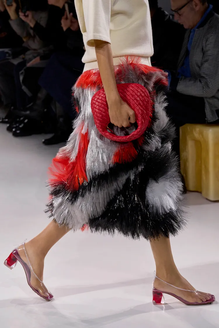 BOTTEGA VENETA推出全新Veneta系列包款。品牌提供