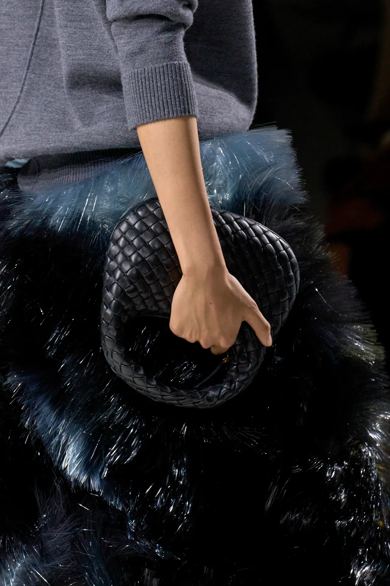 BOTTEGA VENETA推出全新Veneta系列包款。品牌提供