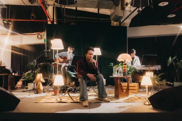 大Q秉洛錄音期間遭逢陪伴多年的狗兒子「禮物」驟逝。众悅娛樂提供