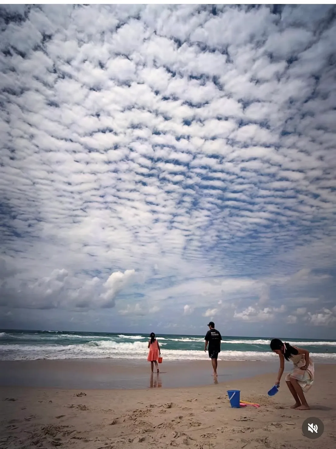 賈靜雯幸福地看著老公與小孩玩沙。翻攝自賈靜雯IG