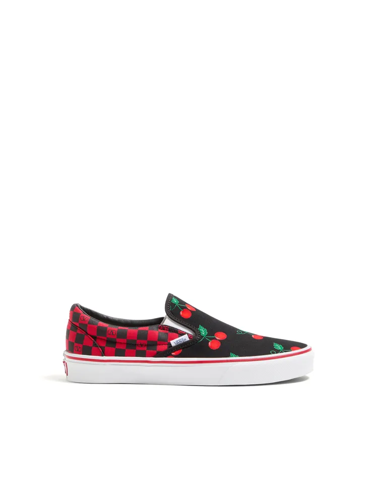 Valentino Garavani and Vans「Cherryfic」櫻桃圖騰聯名鞋，1萬5200元。品牌提供