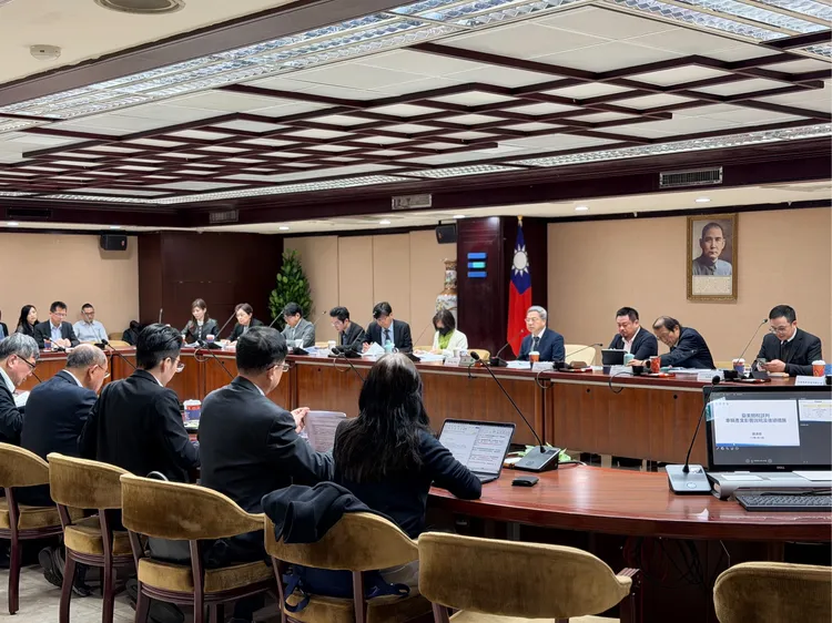 經濟部今與車輛公會、9大車廠進行閉門會議座談，勞動部長洪申翰也有與會。經濟部提供