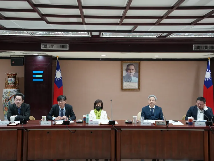 經濟部今與車輛公會、9大車廠進行閉門會議座談，勞動部長洪申翰也有與會。經濟部提供