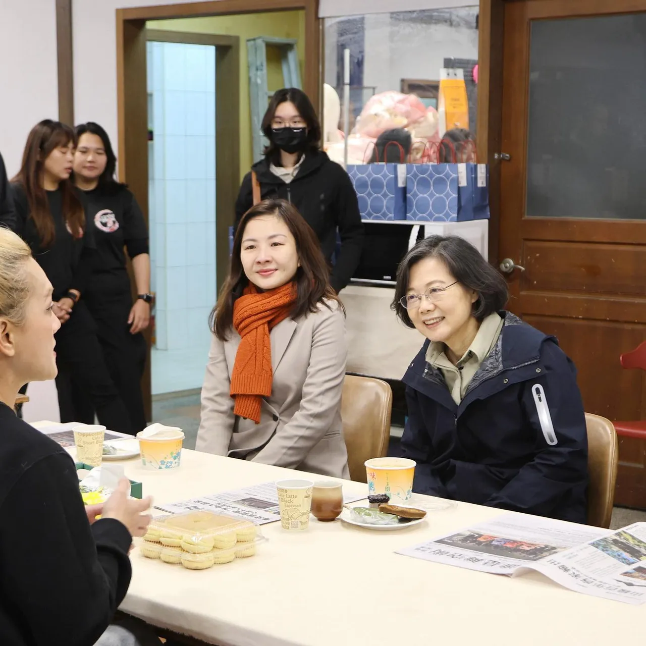 苗栗縣議員陳品安（左）陪前總統蔡英文爬山。取自蔡英文臉書