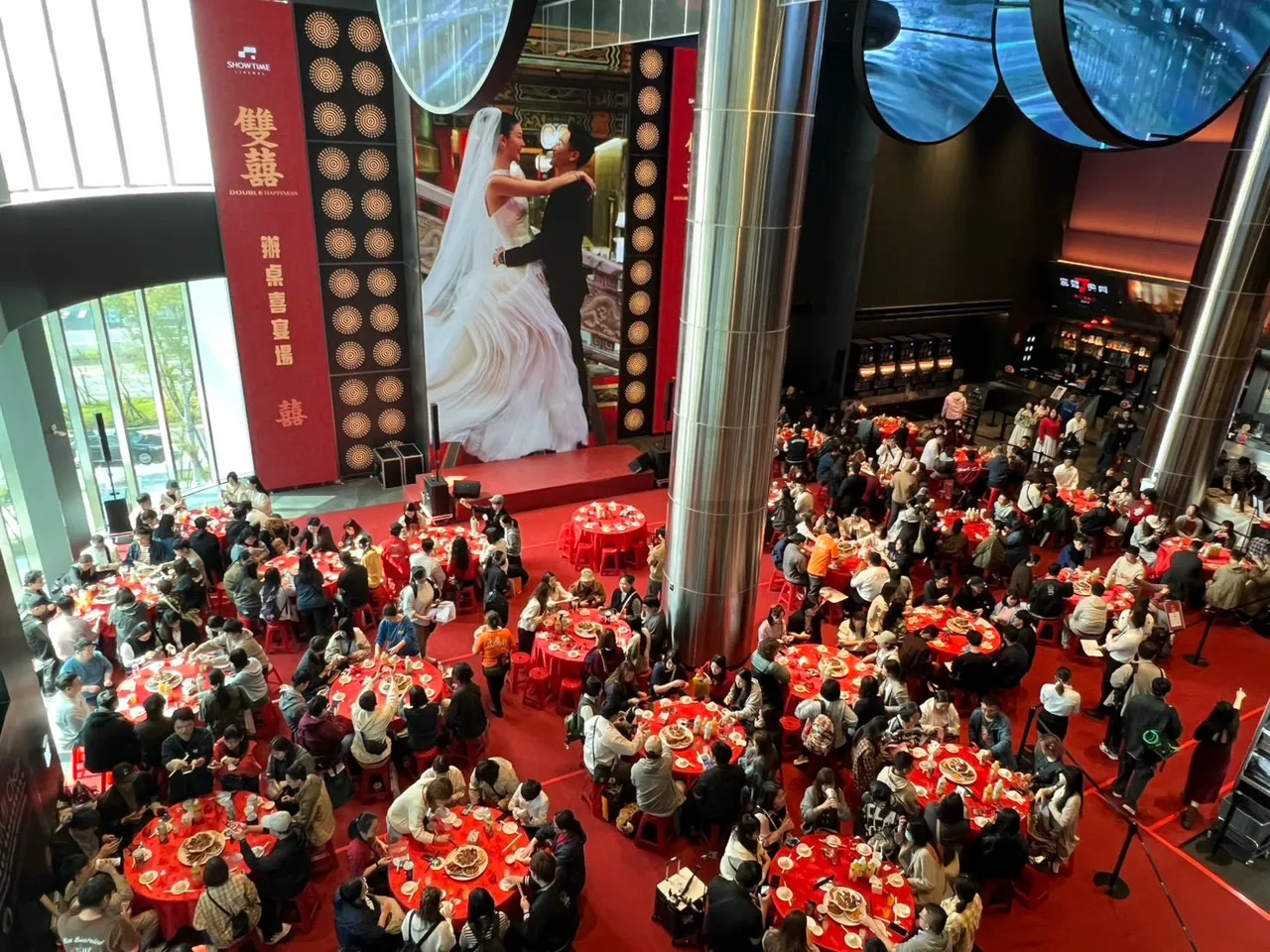 影迷宛如戲裡戲外都參加喜宴。秀泰影城提供