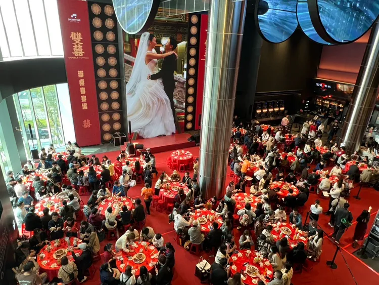 影迷宛如戲裡戲外都參加喜宴。秀泰影城提供