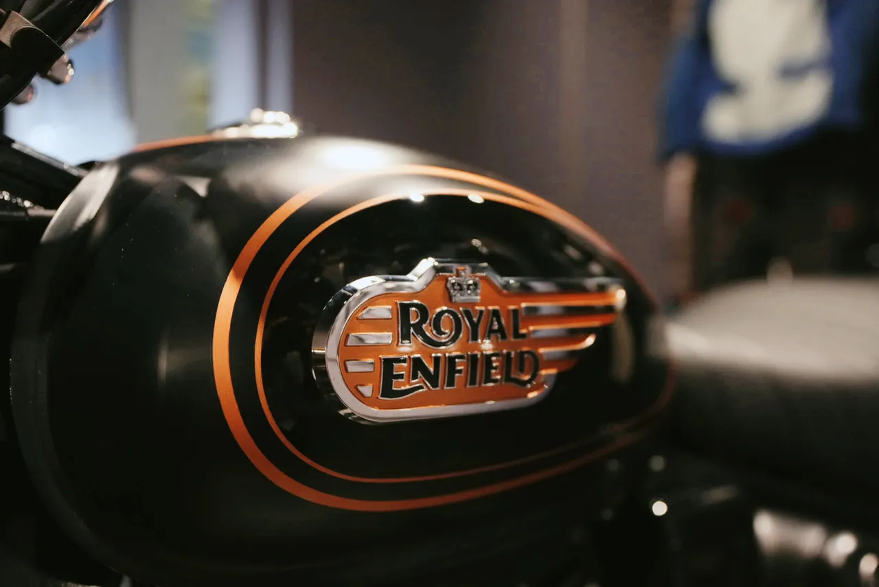 最具象徵意義的油箱職人手繪線條，至今仍由專業工匠親手完成。業者提供