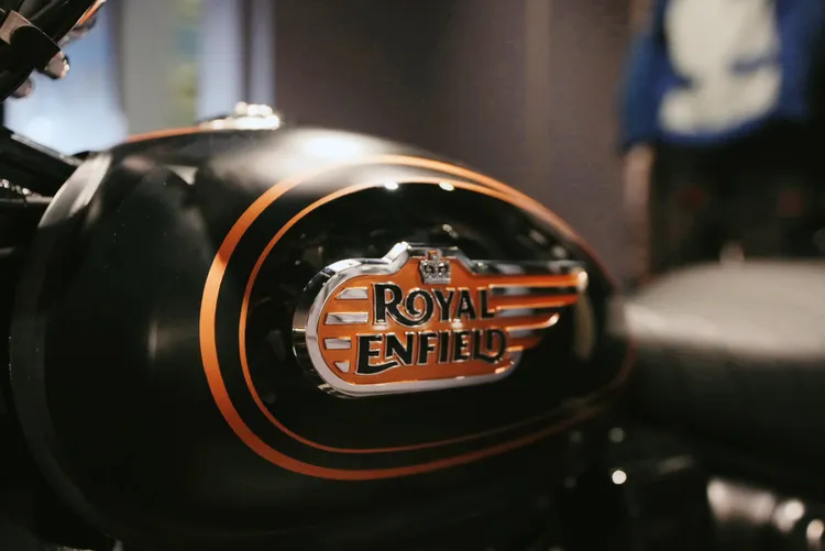 最具象徵意義的油箱職人手繪線條，至今仍由專業工匠親手完成。業者提供