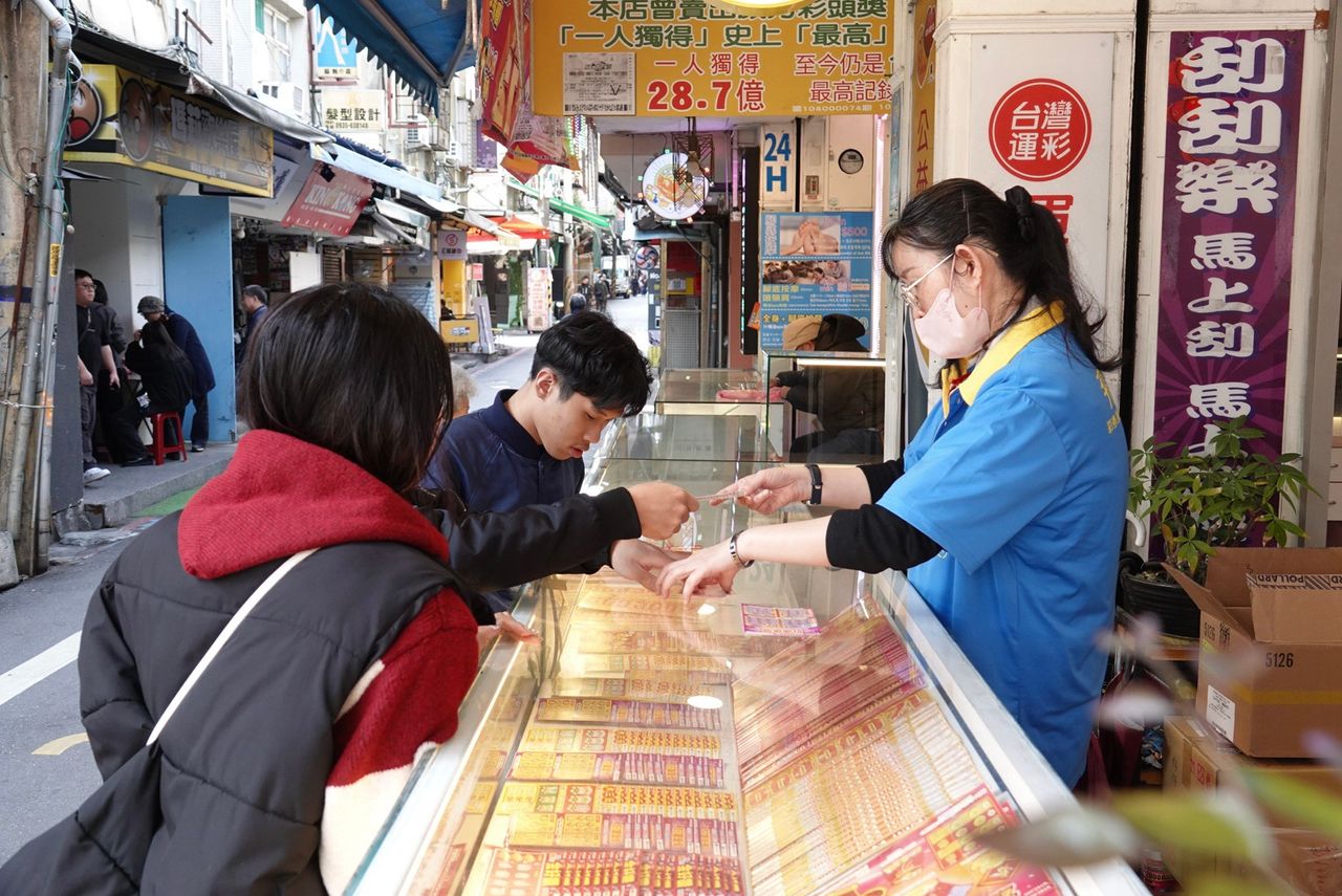 土地公「台鐵托夢」中100萬!台彩曝刮刮樂「雙B」中獎挑法