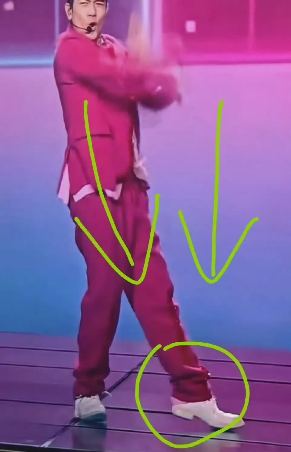 郭富城春晚演出時遭舞者踩掉鞋，導致左腳跟外露。摘自微博