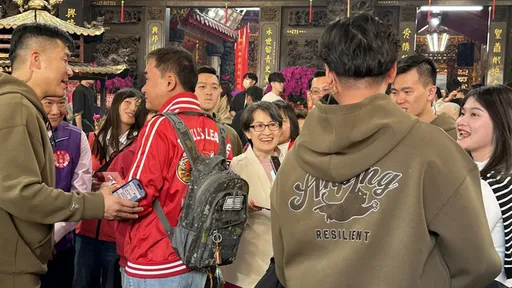 蕭美琴隨扈「戰貓帽T」你買不到　蔡英文好交情獲贈