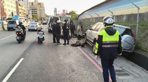 淡水休旅車連環撞2機車　1騎士墜溝命危搶救中