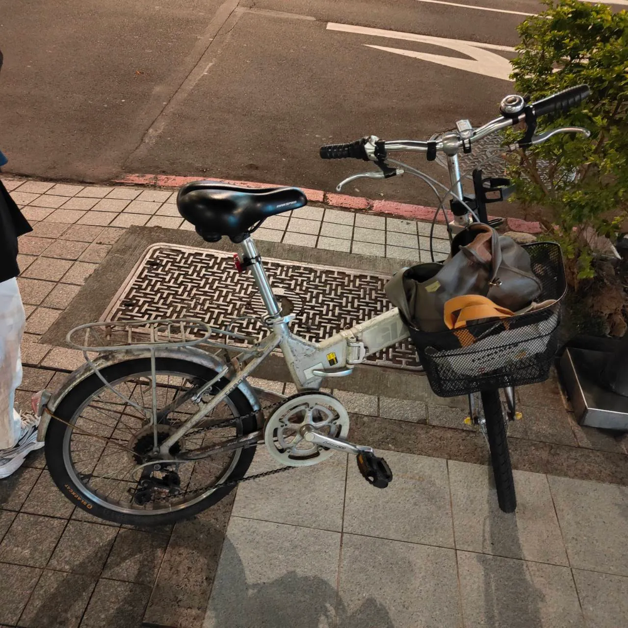 遭撞自行車。翻攝畫面