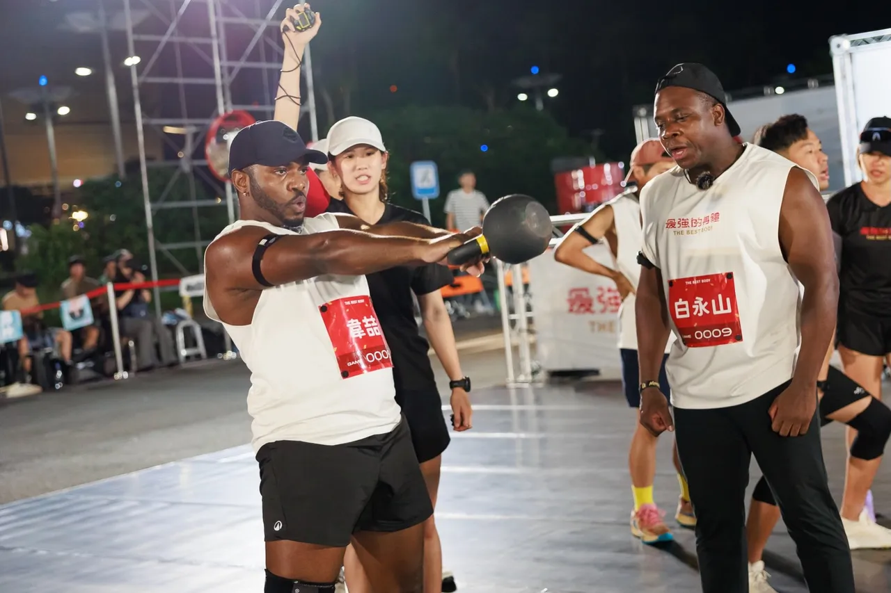 韋喆（左）參加《最強的身體》節目後減重7公斤。川流音樂提供