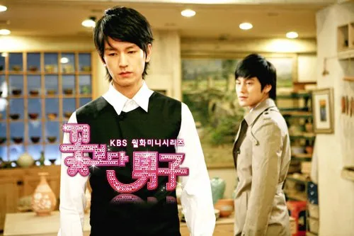 林周煥（左）以《流星花園》金汎的哥哥一角打開知名度。翻攝KBS