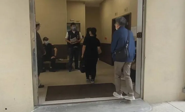 12歲女童突然向父親說要「自己上學」竟墜樓，昨天檢警相驗遺體，家屬痛哭。翻攝畫面