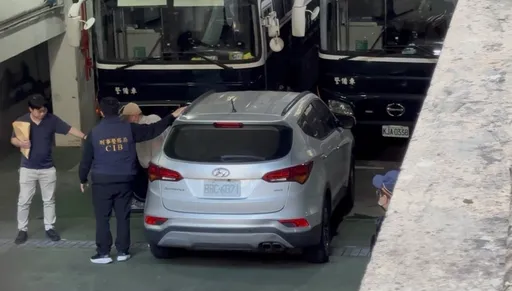 疑涉「鉛錫包金」跨境洗錢　四海幫主張存偉上銬移送畫面曝