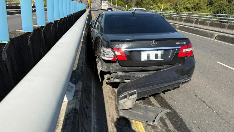 賓士車撞到休旅車後，再撞擊中央分隔島，零件噴飛四散，連輪胎都不見。民眾提供