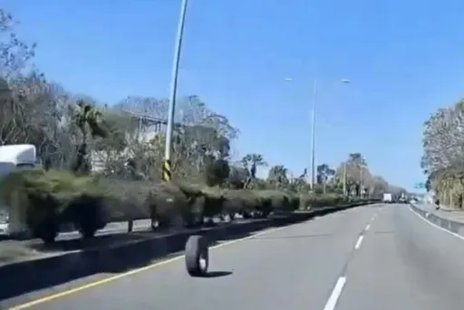 要跑去哪裡？彰化兩車追撞　賓士車輪胎「出走」跑2公里忘了回家