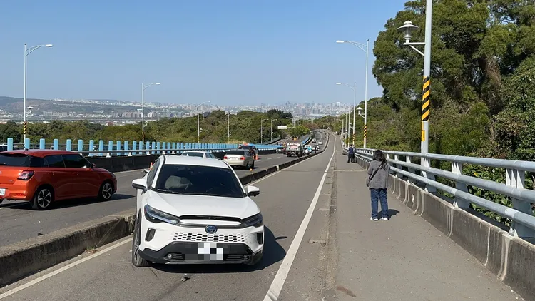 休旅車被撞後翻轉180度，卡在慢車道上影響機車通行。民眾提供
