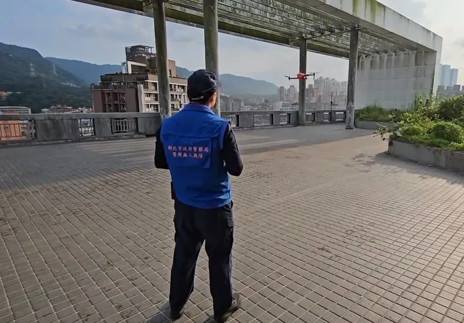 新北警春節期間遇有交通壅塞或事故發生，立即啟動「快速到位」機制，結合科技監控與跨機關能量，加速現場排除，降低交通衝擊。翻攝畫面