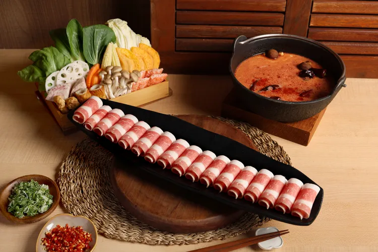 「築間幸福鍋物」雙人套餐系列外帶即日起全面8折。築間提供