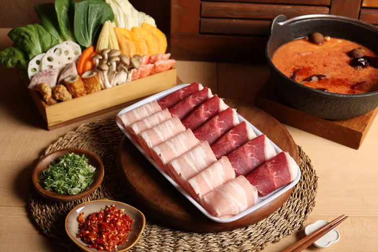 「築間幸福鍋物」鎖定外食族「想吃得更好、決策更快」的用餐需求推出個人雙陸盛合及個人雙拼盛合系列套餐，一次滿足兩種主餐需求，點餐更直覺。築間提供