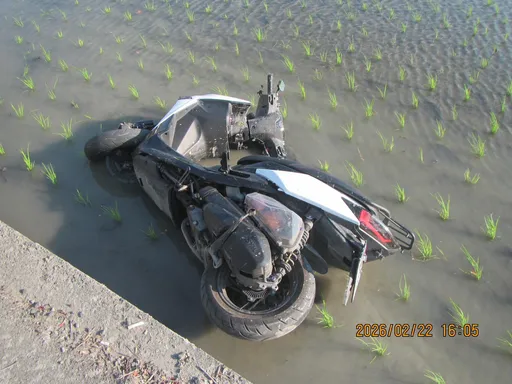 台中21歲騎士遭轎車撞飛摔落稻田　2黑衣男棄車逃逸