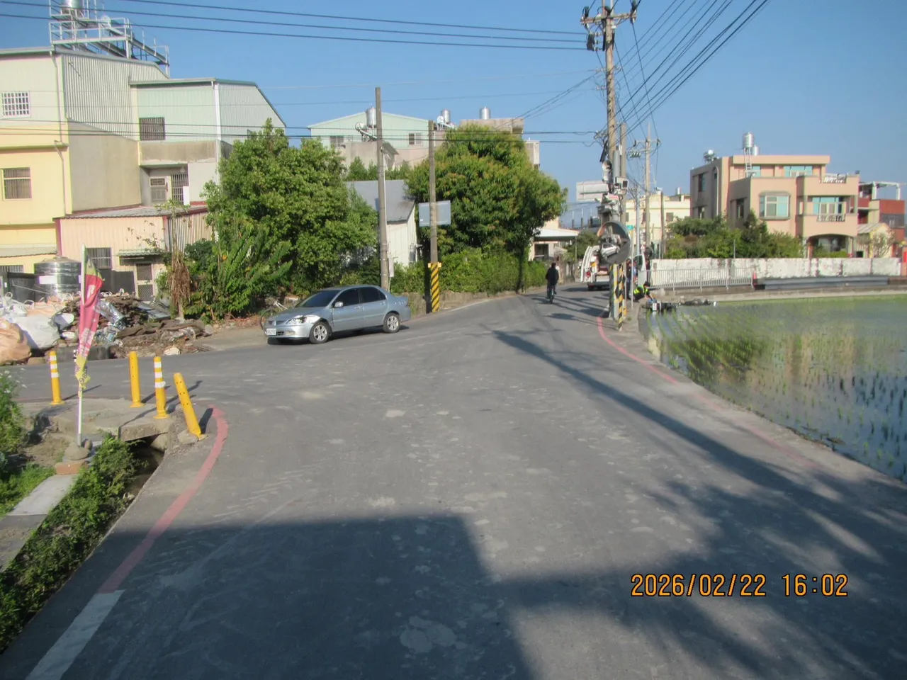 肇事轎車下來2名黑衣男子，隨後棄車逃逸。民眾提供