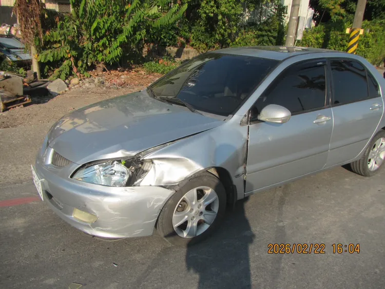 肇事轎車左前車頭明顯受損。民眾提供