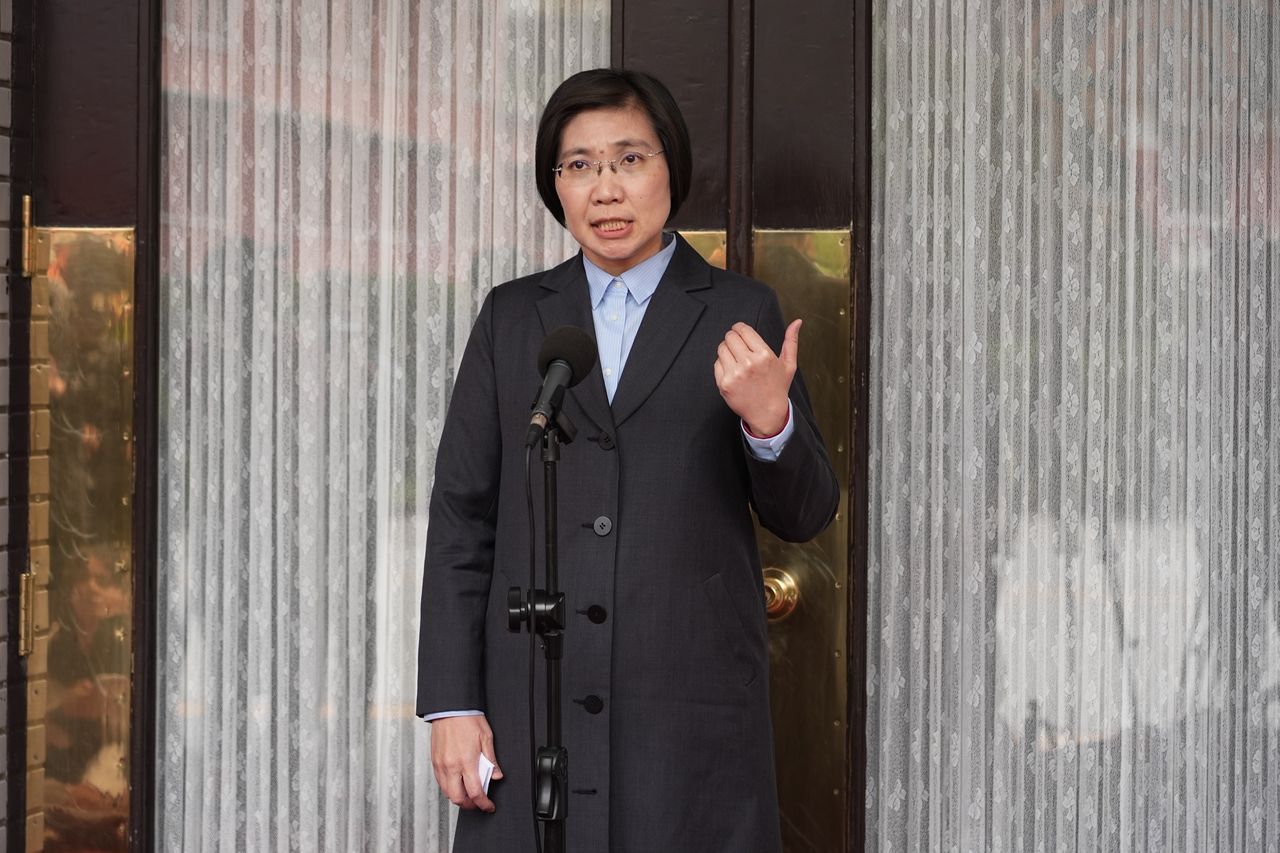 徐欣瑩民調領先卻喊脫黨參選? 粉專分析揭可能原因