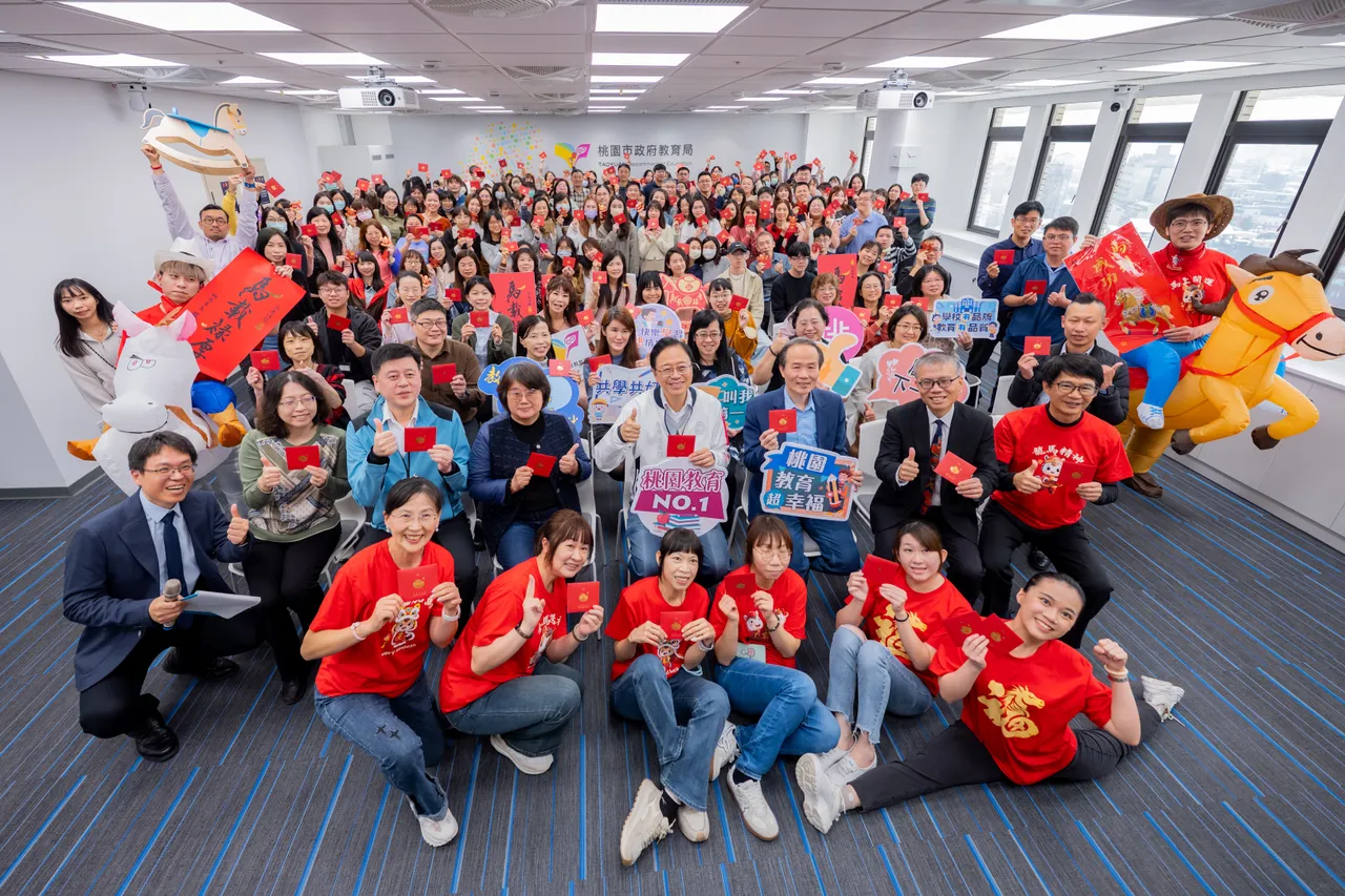 張善政率市府團隊辭歲。桃園市府提供