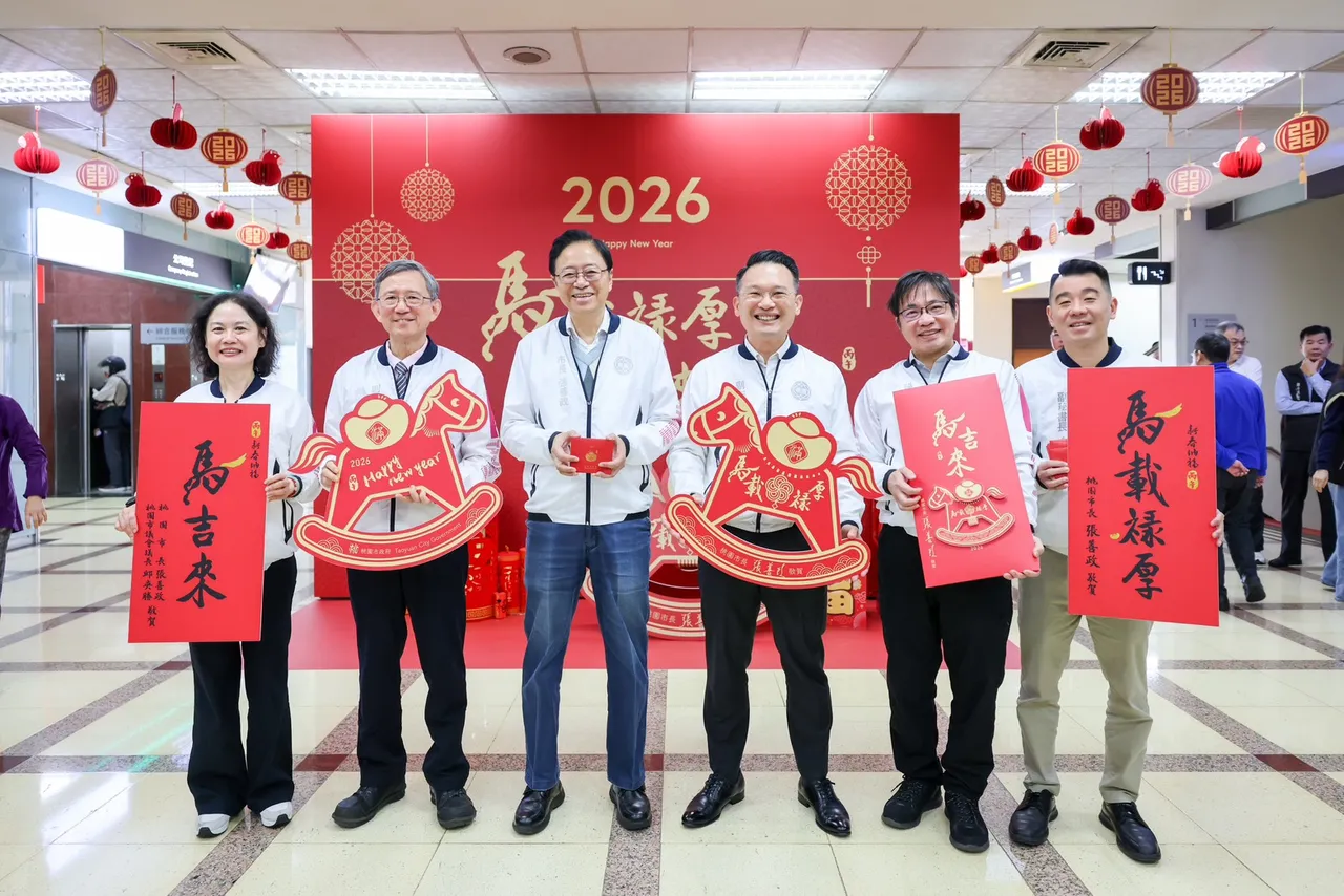 張善政率市府團隊辭歲。桃園市府提供
