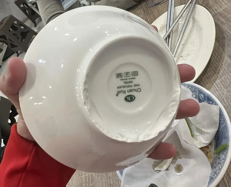 兩人仔細查看餐具，發現飯碗底部坑坑洞洞，用力搓還有碎屑掉落。網友「5_punkk」授權